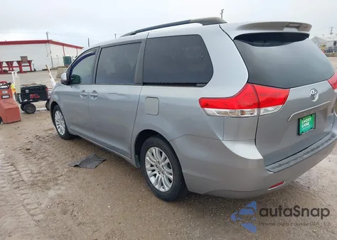 2014 Toyota Sienna Xle V6 8 Passenger z USA, uszkodzony, nr VIN 5TDYK3DC4ES437877